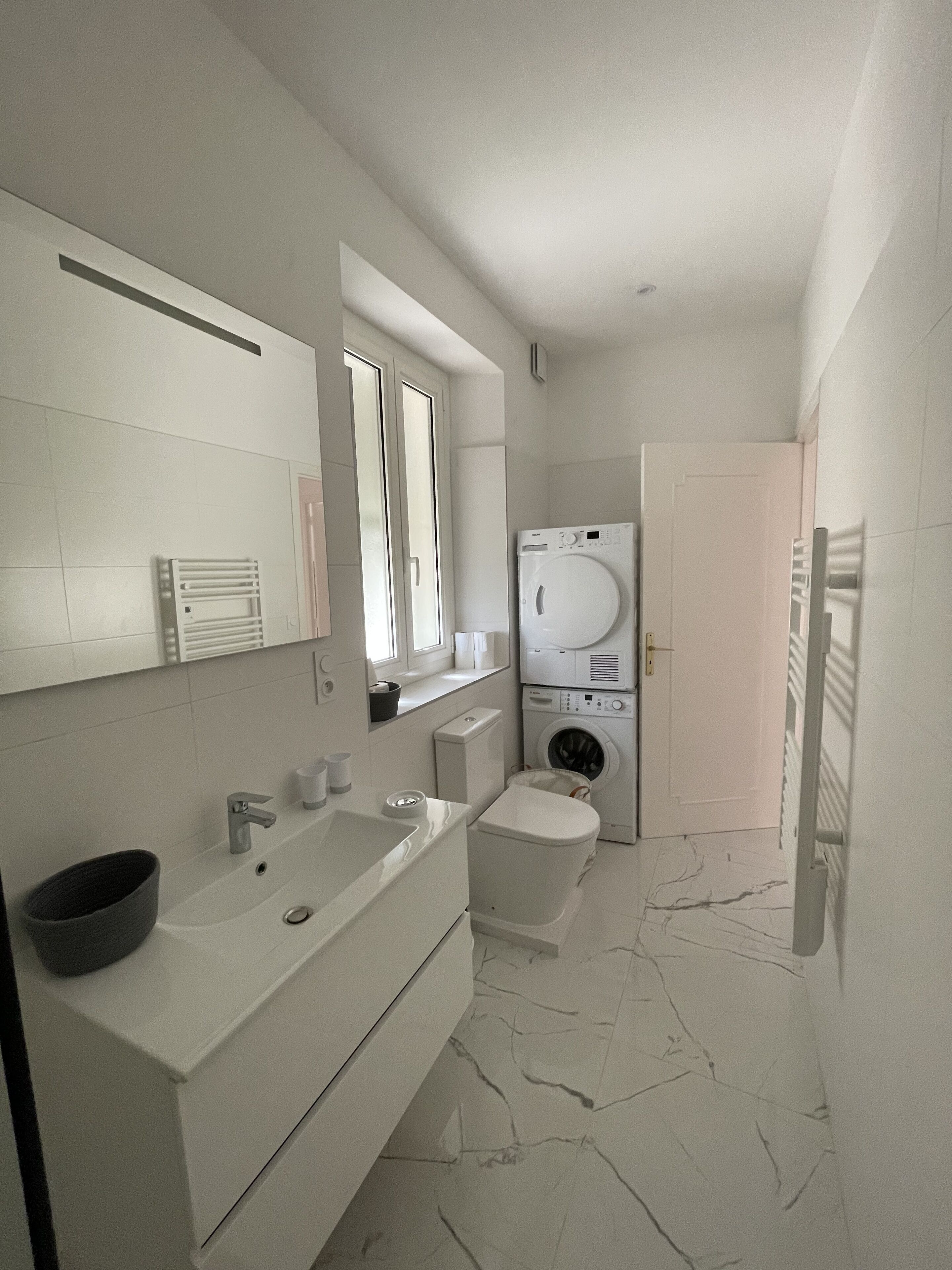 Shower, hair dryer, towels, shampoo