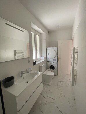 Suihku, hiustenkuivaaja, pyyhkeet, sampoo