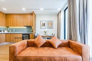 Suíte premium, 2 quartos, para não fumantes, sacada | Área de estar | Smart TV 40 polegadas com canais a cabo, TV