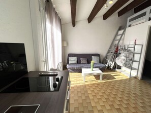 Unclassified image, 3 of 15, button