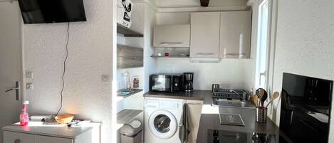 Refrigerador, microondas, parrilla de estufa y cafetera y tetera