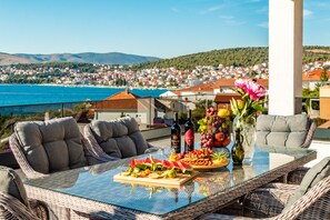 Penthouse Deluxe, accessible aux personnes à mobilité réduite, vue mer | Terrasse/Patio