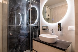 Apartamento conforto, vista para o pátio | Banheiro | Chuveiro, produtos de toalete grátis, secador de cabelo 