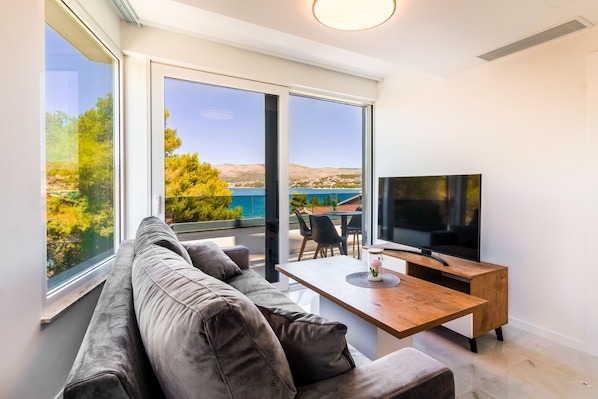 Lägenhet Comfort - tillgänglighetsanpassat - havsutsikt | Vardagsrum | Platt-tv