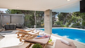 Utomhuspool och uppvärmd pool