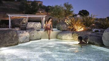Una piscina al aire libre de temporada, sillones reclinables de piscina