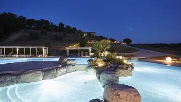 Piscine extérieure (ouverte en saison), chaises longues