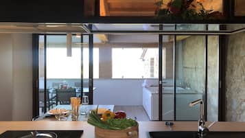 Apartamento superluxo | Cozinha privada | Geladeira grande, fogão, cooktop, cadeirão de bebê