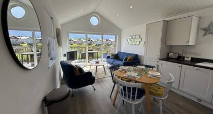 The Lake House - a meadow lodge that sleeps 4 guests in 2 bedrooms