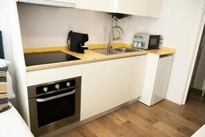 Frigorifero, forno, piano cottura, bollitore elettrico