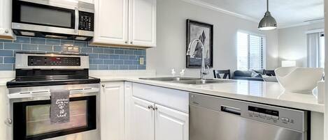 Refrigerador, microondas, horno y lavavajillas