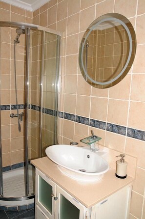 Dusche, Haartrockner, Handtücher, Seife