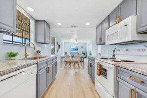 Kjøleskap, mikrobølgeovn, ovn og kokeplater