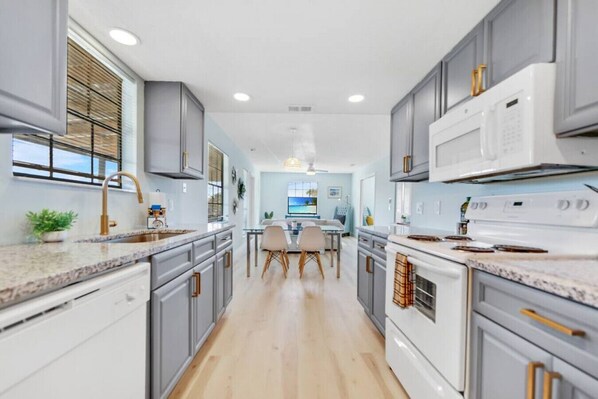 冰箱、微波炉、烤箱、炉灶