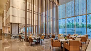 2 間餐廳,供應早餐、午餐和晚餐,中式料理