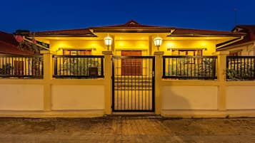 Vista frontal de la propiedad