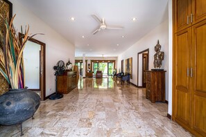 Deluxe Villa | Living area