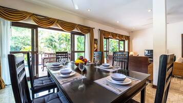Deluxe Villa | Living area