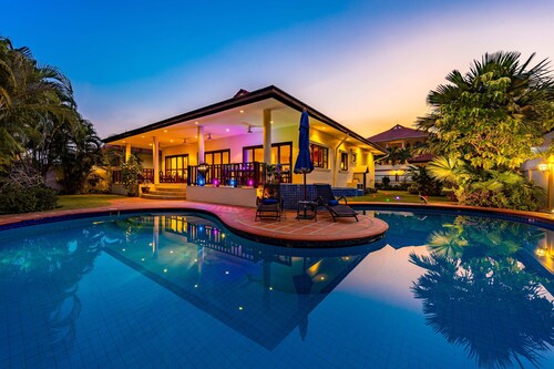 Cozy 3 BR Pool Villa close to Town CV3L