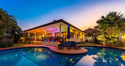 Cozy 3 BR Pool Villa close to Town CV3L