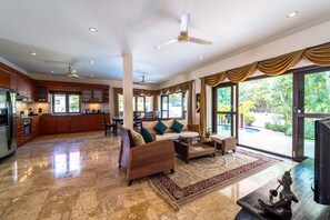 Deluxe Villa | Living area