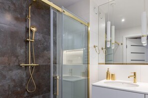 Regadera, amenidades de baño gratuitas, shampoo 