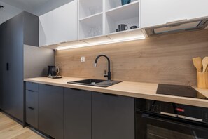 Fridge, oven, stovetop, dishwasher