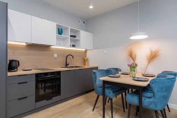 Fridge, oven, stovetop, dishwasher
