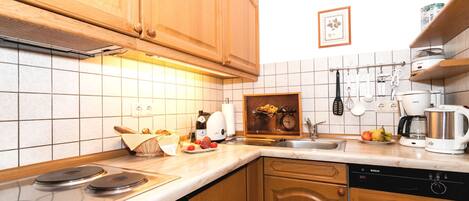 Fridge, oven, stovetop, dishwasher