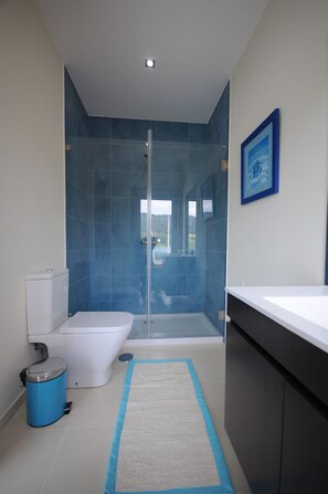 Badewanne, Haartrockner, Handtücher