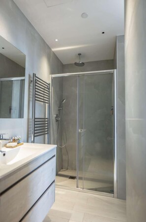 Bañera, secador de pelo, toallas