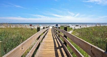 Weekly discounts; short stays available. 5 bedroom home. Private pool. Sleeps 20