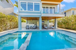 Una piscina riscaldata, lettini