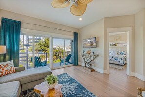 Smart TV, lettore DVD, tavolo da ping pong, libri