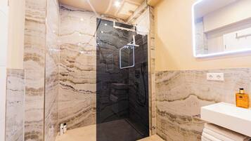 Dusche, Haartrockner, Handtücher, Shampoo