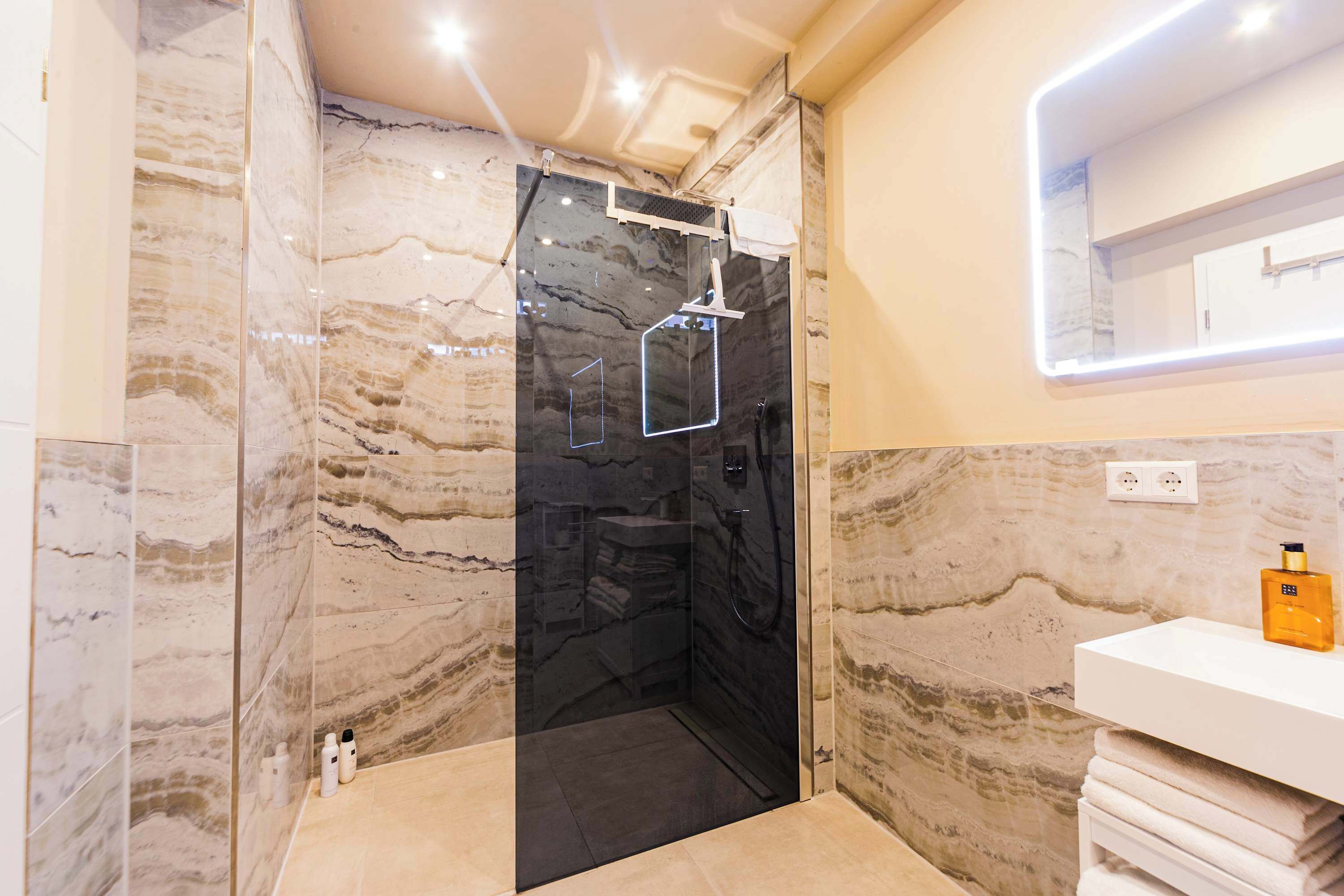 Shower, hair dryer, towels