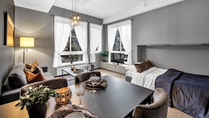Studio Plus | Oppholdsområde | En 30-tommers Flatskjerm-TV med Parabol-TV samt TV og strømmetjenester