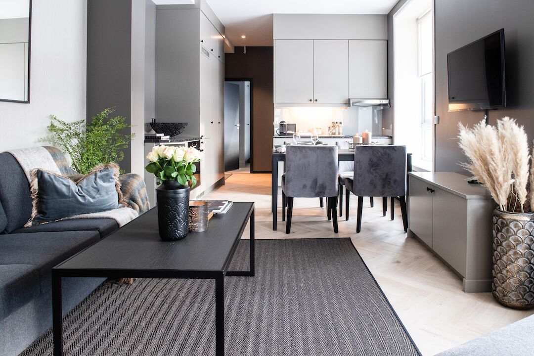 Appartement, 2 slaapkamers | Woonruimte | Een 30-inch flatscreentelevisie met satellietzenders en een televisie