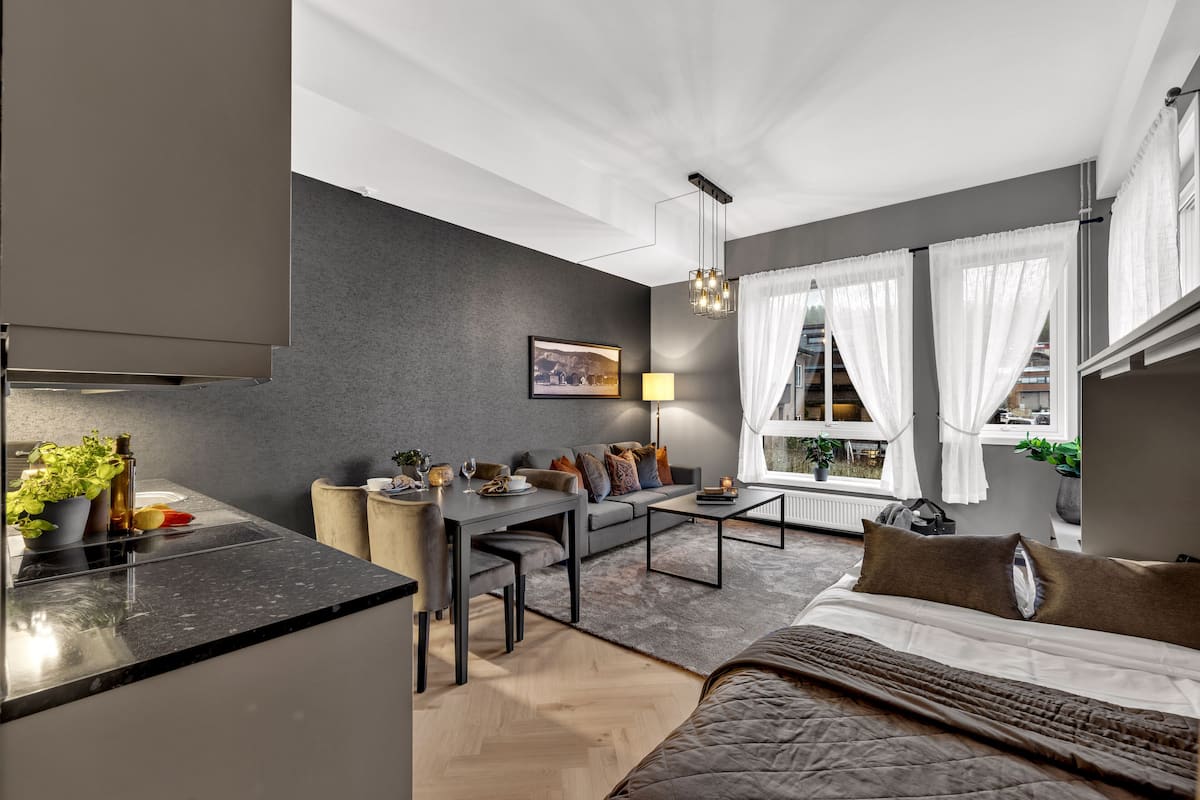 Un appartement moderne comprenant une cuisine, un coin repas et un salon confortable.