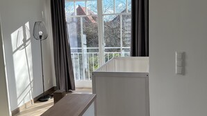 A modern room with a large window, a ceiling light, and a wooden floor. - Spacious vacation home near the beach in a quiet location in Rosenhagen (Dassow)
