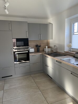 Kühlschrank, Ofen, Herdplatte, Wasserkocher mit Kaffee-/Teezubehör