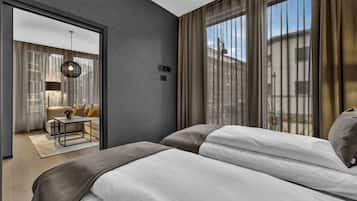 1 Bedroom Twin | Zona de estar | Televisión de pantalla plana de 40 pulgadas con canales por satélite