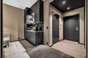 Studio Basic | Vardagsrum | 40-tums platt-tv med satellitkanaler, tv och streamingtjänster