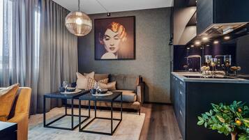 Deluxe-studiolejlighed | Opholdsområde | 40-tommers fladskærms-tv med satellitkanaler, tv, streamingtjenester