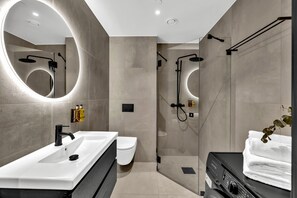 Eenvoudige studio | Badkamer | Een douche, een regendouche, een haardroger, vloerverwarming