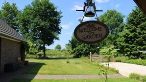 A garden sign that reads "Welcome to my Garden" hanging above a pathway. - Ottenskamp4 en Het Achterhuis (Siebengewald)