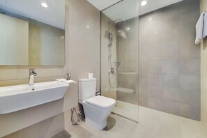 Departamento de diseñador | Baño | Regadera, regadera tipo lluvia, amenidades de baño gratuitas 