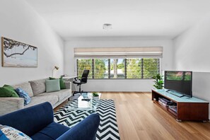 Smart TV, Netflix, streaming services - Terrific Townhouse! 2Bed/2Bath/1Car ~ Morningside (Morningside)