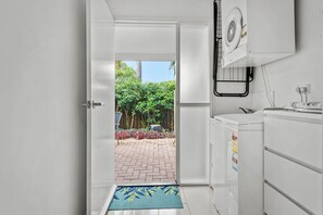 Interior - Terrific Townhouse! 2Bed/2Bath/1Car ~ Morningside (Morningside)