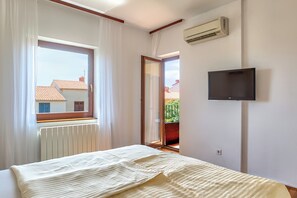 2 bedrooms, free WiFi, bed sheets - Holiday apartment Sandra in suburb of Pula (Pula)